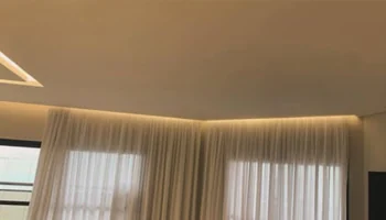 Sala com acabamento em gesso, sancas e iluminação em Santos e Guarujá